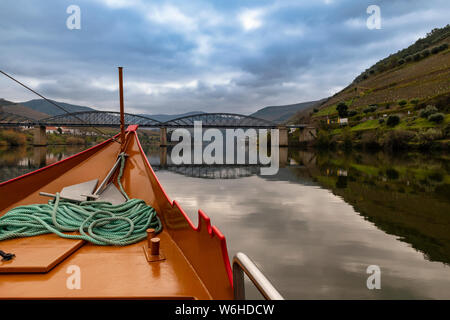 Vista panoramica del villaggio di Pinhao con vigneti terrazzati e il fiume Douro e la Valle del Douro in Portogallo; concetto per il viaggio in Portogallo e mo Foto Stock