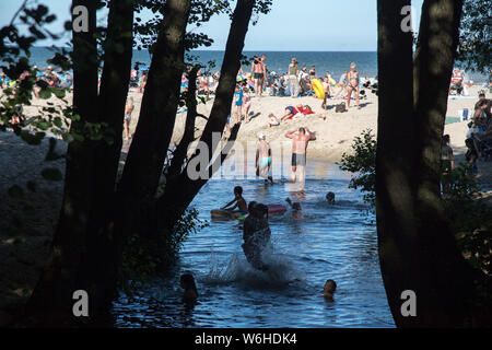 Foce del Potok Oliwski (Oliwski Stream) nel caldo del giorno su una spiaggia affollata a Danzica, Polonia 25 luglio 2019 © Wojciech Strozyk / Alamy Stock Photo Foto Stock