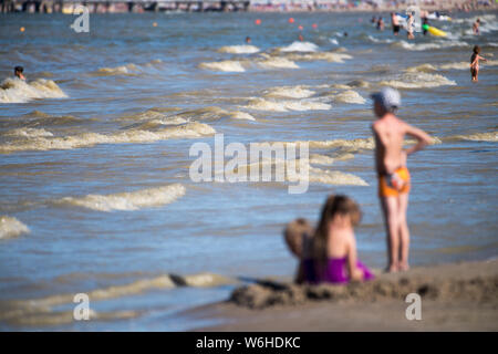 Spiaggia di Danzica è chiusa a causa di cianobatteri blumo durante gli ultimi giorni caldi in Gdansk, Polonia 25 luglio 2019 © Wojciech Strozyk / Alamy Stock Photo Foto Stock