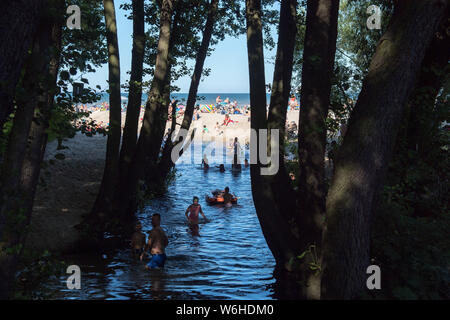 Foce del Potok Oliwski (Oliwski Stream) nel caldo del giorno su una spiaggia affollata a Danzica, Polonia 25 luglio 2019 © Wojciech Strozyk / Alamy Stock Photo Foto Stock