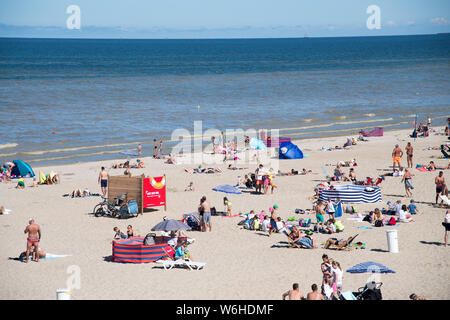 Spiaggia di Danzica è chiusa a causa di cianobatteri blumo durante gli ultimi giorni caldi in Gdansk, Polonia 25 luglio 2019 © Wojciech Strozyk / Alamy Stock Photo Foto Stock