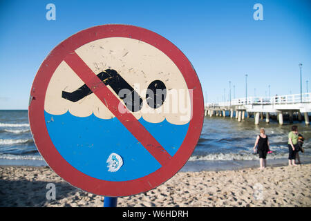 Spiaggia di Danzica è chiusa a causa di cianobatteri blumo durante gli ultimi giorni caldi in Gdansk, Polonia 25 luglio 2019 © Wojciech Strozyk / Alamy Stock Photo Foto Stock