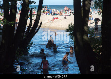 Foce del Potok Oliwski (Oliwski Stream) nel caldo del giorno su una spiaggia affollata a Danzica, Polonia 25 luglio 2019 © Wojciech Strozyk / Alamy Stock Photo Foto Stock