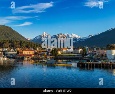 Vista invernale di Sitka Harbour con Gavan Hill e le sorelle montagne sullo sfondo; Sitka, Alaska, Stati Uniti d'America Foto Stock