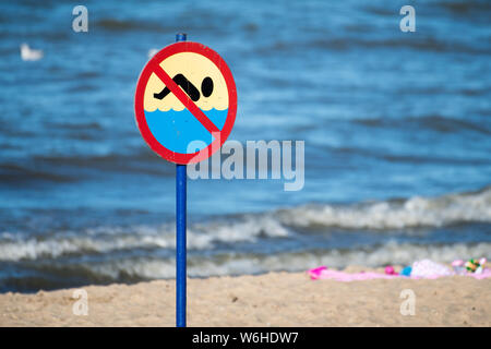 Spiaggia di Danzica è chiusa a causa di cianobatteri blumo durante gli ultimi giorni caldi in Gdansk, Polonia 25 luglio 2019 © Wojciech Strozyk / Alamy Stock Photo Foto Stock