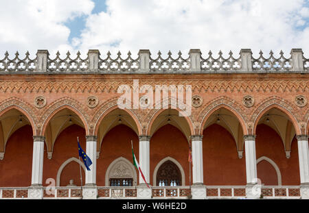 Lodge Amulea nella grande piazza di Prato della Valle conosciuta anche come Ca' Duodo Palazzo Zacco a Padova, Italia Foto Stock