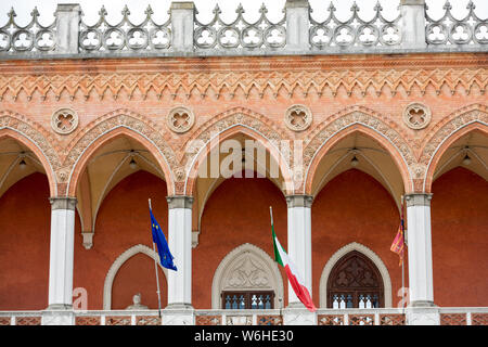 Lodge Amulea nella grande piazza di Prato della Valle conosciuta anche come Ca' Duodo Palazzo Zacco a Padova, Italia Foto Stock