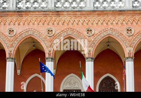 Lodge Amulea nella grande piazza di Prato della Valle conosciuta anche come Ca' Duodo Palazzo Zacco a Padova, Italia Foto Stock