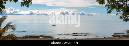 Barca dei pescatori silhouette contro Alba sul lago Malawi, il sole glitter sul lago, sud-est-africa Foto Stock