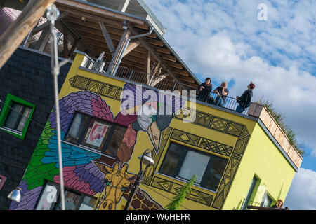 Berlino, Germania - 26 Settembre 2018: inclinato visione di colorati e pittura moderna di un pavone e giraffe in una parete del Holzmarkt Pampa, un Foto Stock