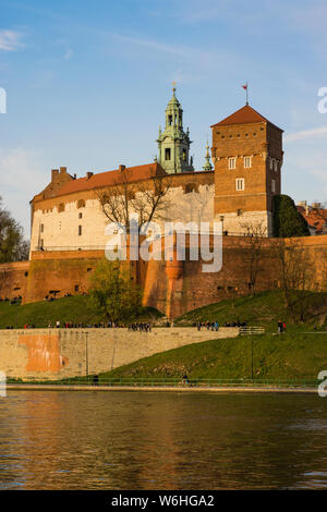 Il castello di Wawel a Cracovia al fiume Vistola Foto Stock