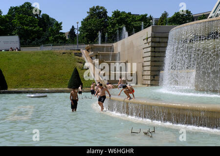 I parigini cercando di conservare al fresco con le fontane di Giardini Trocadero a Parigi, Francia Foto Stock