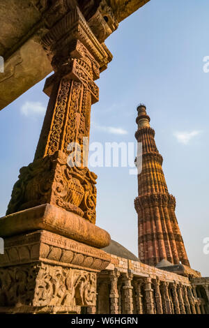 La vista storico chiamato Qutub Minar; Delhi, India Foto Stock