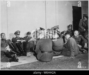 Alti ufficiali tedeschi sequestrati dalla libera le truppe francesi che liberano il loro capitale del paese sono presentate in hotel Majestic, quartier generale per la Wehrmacht nei giorni dell'occupazione nazista. Parigi, Francia.; Note Generali: Utilizzo di guerra e di conflitto numero 1293 quando si ordina una riproduzione o la richiesta di informazioni su questa immagine. Foto Stock