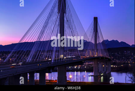 Port Mann Bridge al tramonto, visto dal Surrey cercando in Coquitlam; Surrey, British Columbia, Canada Foto Stock