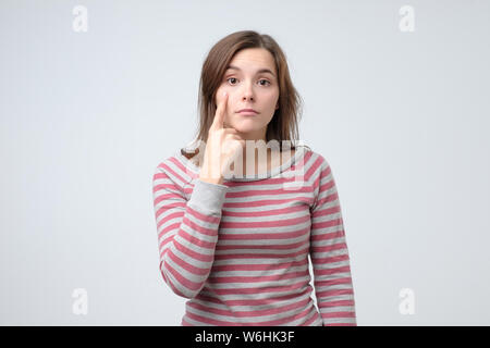 Giovane donna caucasica affetti da affaticamento degli occhi Foto Stock