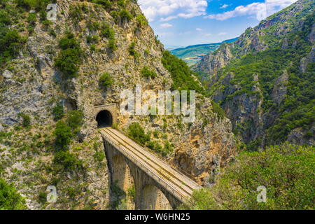 Il vecchio ponte della ferrovia del fiume Asopos vicino villaggio Iraklia a parco nazionale di Oiti in Grecia centrale Foto Stock
