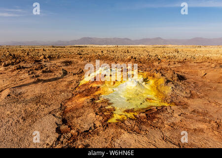 Acida sorgenti calde e geyser, formazioni minerali, dei depositi di sale nel cratere del vulcano Dallol, Danakil depressione; regione di Afar, Etiopia Foto Stock