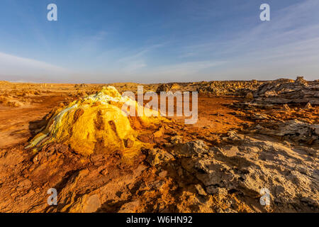 Acida sorgenti calde e geyser, formazioni minerali, dei depositi di sale nel cratere del vulcano Dallol, Danakil depressione; regione di Afar, Etiopia Foto Stock