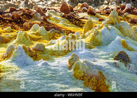 Acida sorgenti calde e geyser, formazioni minerali, dei depositi di sale nel cratere del vulcano Dallol, Danakil depressione; regione di Afar, Etiopia Foto Stock