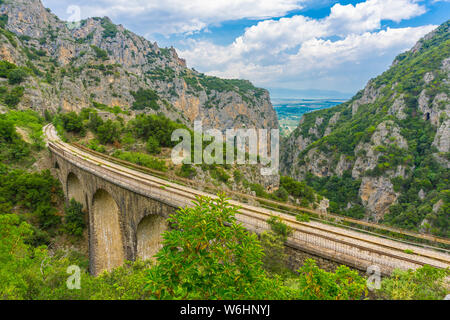 Il vecchio ponte della ferrovia del fiume Asopos vicino villaggio Iraklia a parco nazionale di Oiti in Grecia centrale Foto Stock