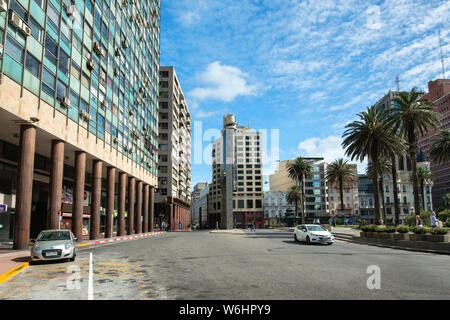 Plaza Independencia è la più importante piazza di Montevideo. Esso divide il vecchio dal nuovo Uruguay, circondato da una vasta gamma di stili architettonici. Foto Stock