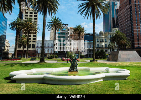 Plaza Independencia è la più importante piazza di Montevideo. Esso divide il vecchio dal nuovo Uruguay, circondato da una vasta gamma di stili architettonici. Foto Stock