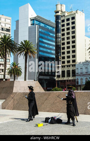 Plaza Independencia è la più importante piazza di Montevideo. Esso divide il vecchio dal nuovo Uruguay, circondato da una vasta gamma di stili architettonici. Foto Stock