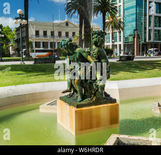 Plaza Independencia è la più importante piazza di Montevideo. Esso divide il vecchio dal nuovo Uruguay, circondato da una vasta gamma di stili architettonici. Foto Stock