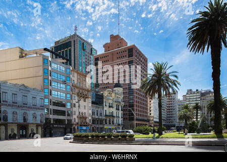 Plaza Independencia è la più importante piazza di Montevideo. Esso divide il vecchio dal nuovo Uruguay, circondato da una vasta gamma di stili architettonici. Foto Stock