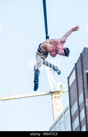 Cirque completement Acrobat pubblico spettacolo a Montreal Foto Stock