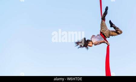 Cirque completement Acrobat pubblico spettacolo a Montreal Foto Stock