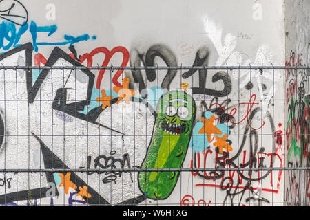 Berlino, Germania - 26 Settembre 2018: Close-up di un graffiti arte del "Pickle Rick' carattere del "Rick e Morty' serie di cartoni animati aspirata nel Foto Stock