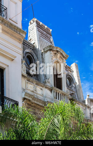 I punti di riferimento e splendidi edifici a Montevideo, Uruguay; l'architettura di Montevideo varia da edifici neoclassici a stile postmoderno. Foto Stock