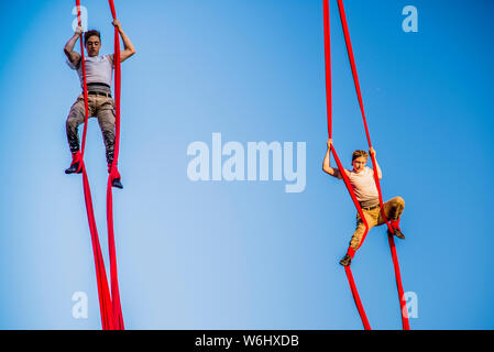 Cirque completement Acrobat pubblico spettacolo a Montreal Foto Stock