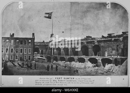 Vista interna di Fort Sumter il 14 aprile 1861, dopo la sua evacuazione dal maggiore Robert Anderson, 1 artiglieria. U.S.A. Comandare., 1857 - 1942; Note Generali: Utilizzo di guerra e di conflitto numero 159 quando si ordina una riproduzione o la richiesta di informazioni su questa immagine. Foto Stock