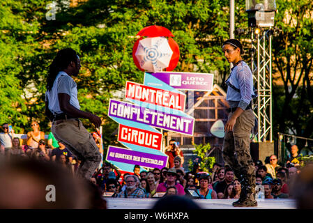 Cirque completement Acrobat pubblico spettacolo a Montreal Foto Stock
