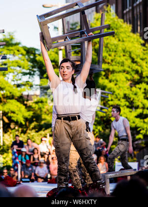 Cirque completement Acrobat pubblico spettacolo a Montreal Foto Stock