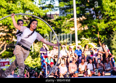 Cirque completement Acrobat pubblico spettacolo a Montreal Foto Stock