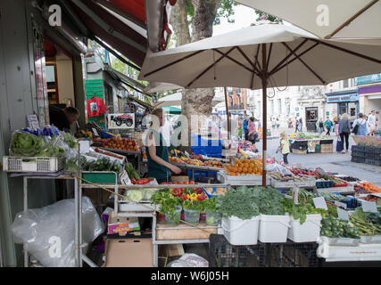 La frutta e la verdura in stallo la piazza del mercato, Norwich, Norfolk in un assolato pomeriggio nei giorni feriali Foto Stock