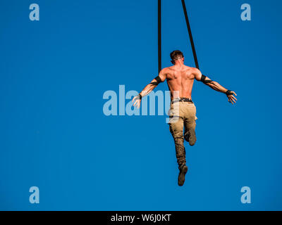 Cirque completement Acrobat pubblico spettacolo a Montreal Foto Stock
