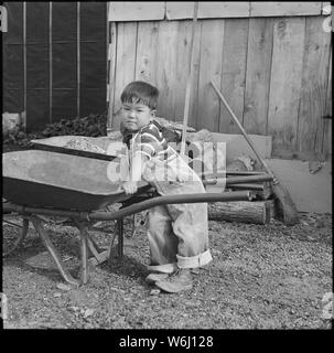 Girolamo Relocation Center, Dermott, Arkansas. Piccolo Ragazzo a Girolamo Relocation Center. Foto Stock