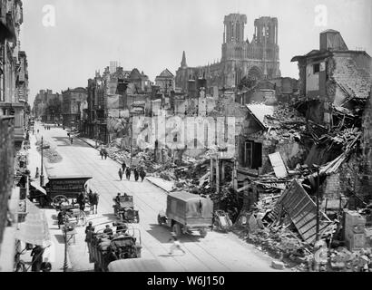 Reims, Francia, Maggio 1919. Una delle principali strade con business andando su come di consueto Foto Stock