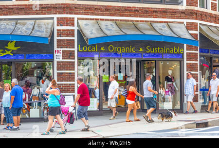 ASHEVILLE, NC, Stati Uniti d'America-27 luglio 19:un marciapiede occupato presso l'angolo di Haywood e Battery Park Avenue, nel centro cittadino. Foto Stock