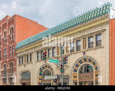 ASHEVILLE, NC, Stati Uniti d'America-27 luglio 19: cornicione e dettaglio anteriore della storica S&W caff edificio, un design Art Deco dell'architetto Douglas Ellington. Foto Stock