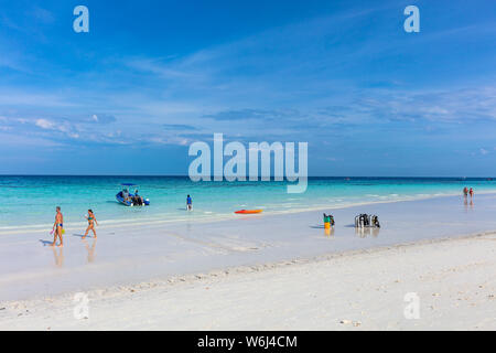 Kendwa, Zanzibar-March 4, 2019 :persone tourist godendo vacantions passeggiate sulla spiaggia e balneazione Foto Stock