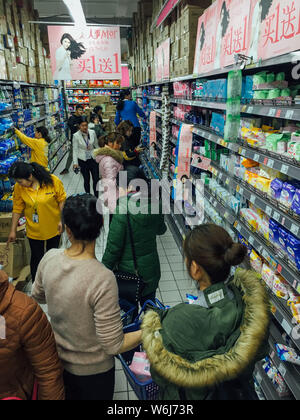 Clienti di sesso femminile shop per ragazze' prodotti in vendita per la Giornata Internazionale della Donna a un supermercato in città di Wuhan, Cina centrale della provincia di Hubei, 7 Marc Foto Stock