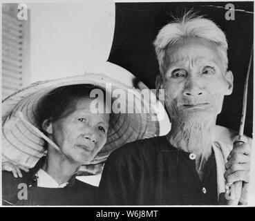 Le mie, Vietnam....i salari di molti anni di guerra si riflettono nei volti di questa età giovane vietnamita che vivono qui in un corpo della marina degli Stati Uniti-sponsorizzato Refugee Camp qui. Durante gli scorsi mesi, centinaia di tali famiglie di vietnamiti sono stati evacuati dal Viet Cong il terrorismo al centro da Leathernecks del secondo battaglione, 3° Reggimento Marines, terza divisione Marine. Foto Stock