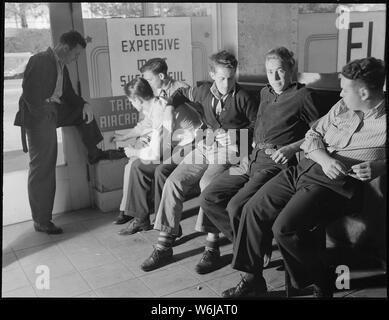 Los Angeles, California. Scuole di aeromobili. Parte della classe di laurea della Fletcher School di Los Angeles. Le loro applicazioni sono in Lockheed uffici e loro sono tornati a scuola e sono in attesa di una chiamata per l'occupazione. Novantasei percento degli studenti laureati di questa scuola sono impiegati in pochi giorni Foto Stock