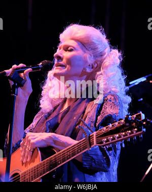 Wickham, UK. 01 Ago, 2019. Il Grammy Award winning American cantautore di folk, blues, pop e rock, Judith Marjorie Collins popolarmente noto come Judy Collins si esibisce dal vivo a Wickham festival in Hampshire. Credito: SOPA Immagini limitata/Alamy Live News Foto Stock